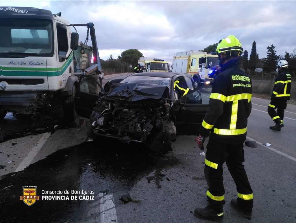 Imagen del impactante accidente entre un turismo y un camión cuba.