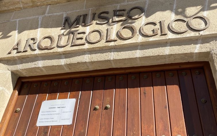 Museo Arqueológico, cerrado a mediodía de un domingo en Jerez, que aspira a ser Capital Europea de la Cultura en 2031.