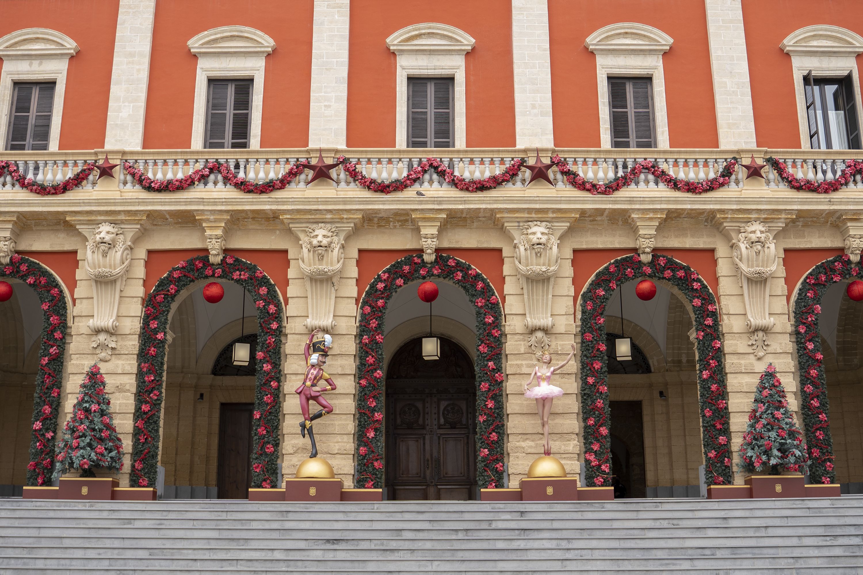 Ornamentos en la fachada del Ayuntamiento isleño.