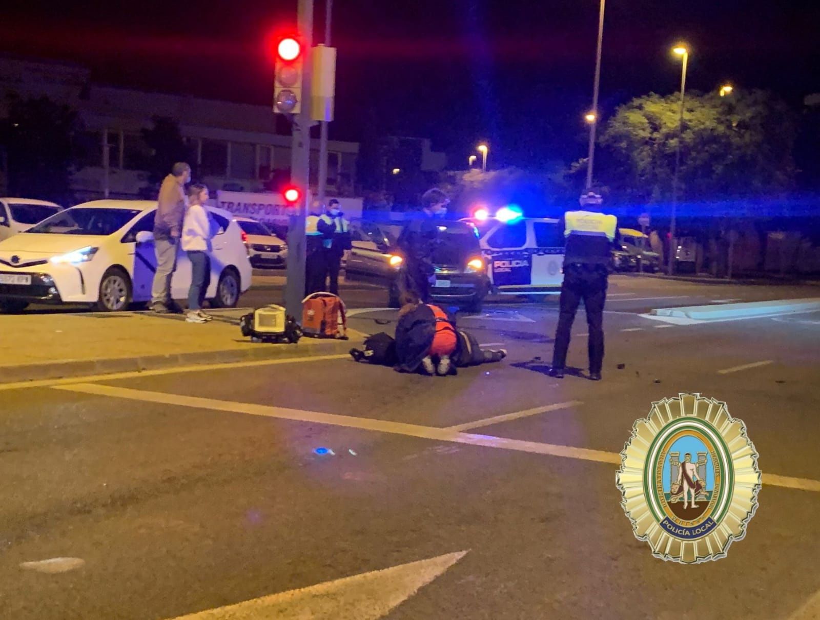 Un conductor sin carné estampa su moto contra un coche en Cádiz