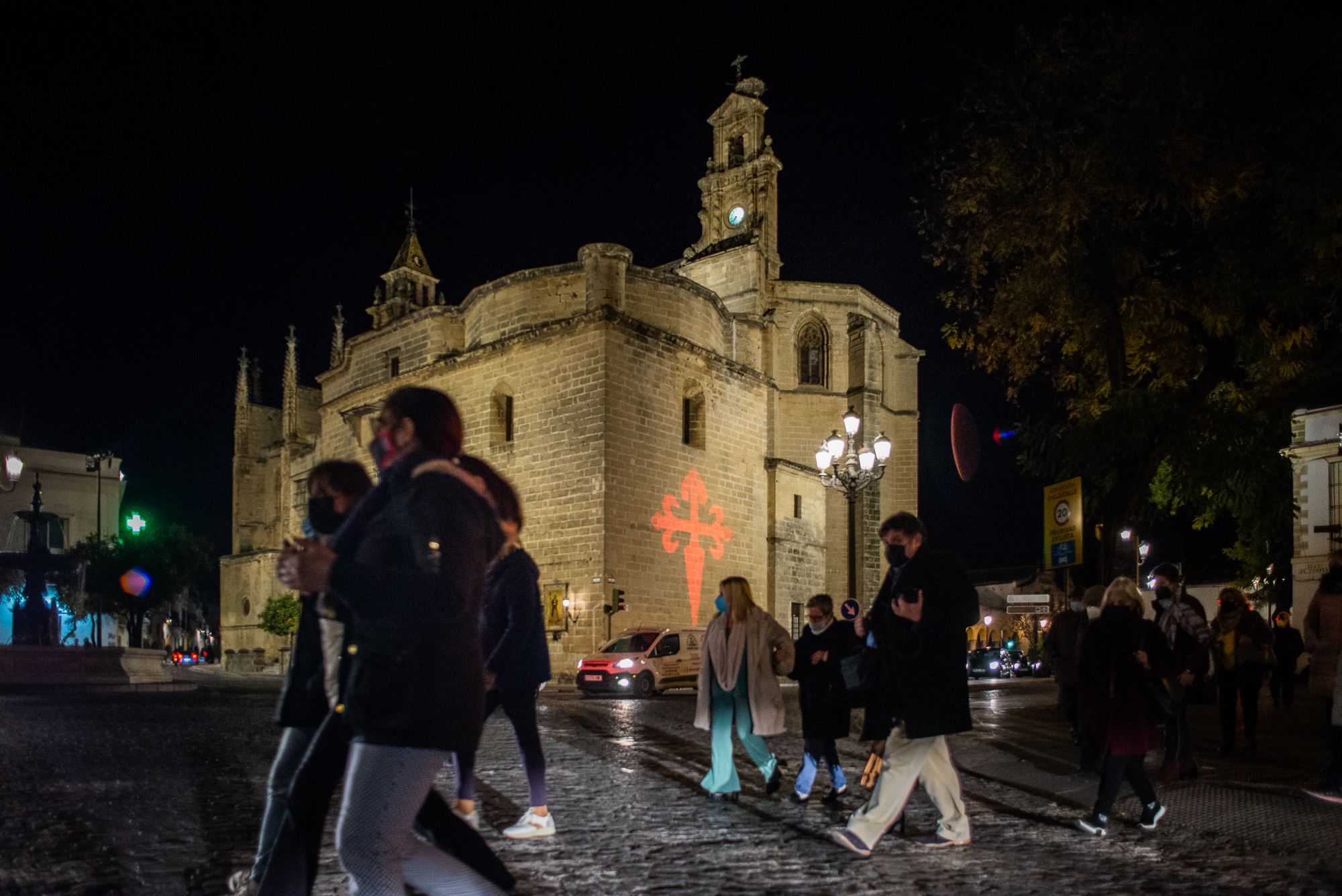 La iglesia de Santiago el día el estreno de la nueva iluminación singular.