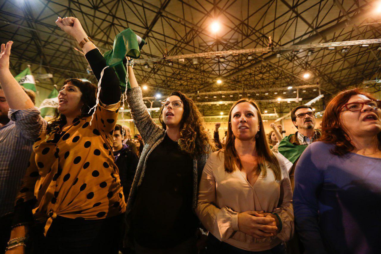 Jóvenes en el multitudinario mitin de Adelante Andalucía que reunió a 4.000 personas en Sevilla. 