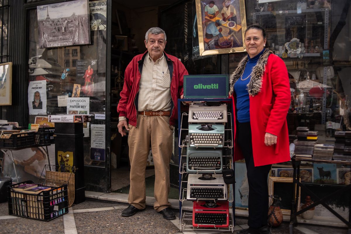 Antonio Arroyo y su mujer, Soledad Navarro, con máquinas de escribir de la tienda de Porvera.