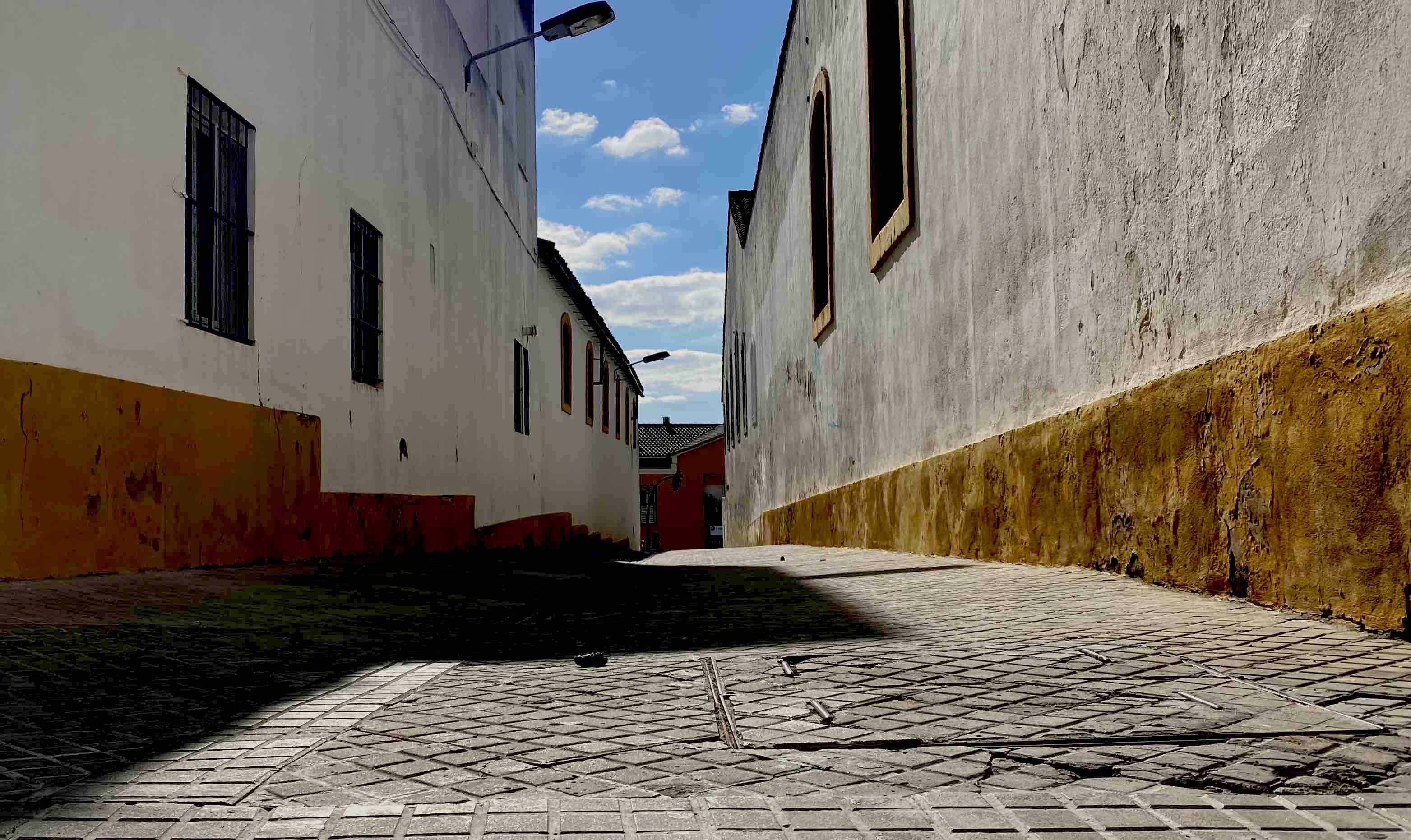Calle Lindos, callejón que va de plaza Silos a Ronda Muleros, un imán para los delincuentes al caer la noche.