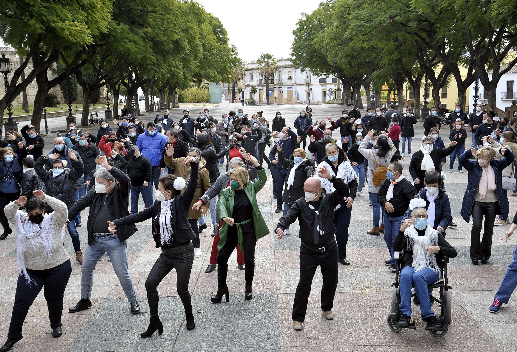 Más de 200 personas participan en un 'flashmob' en Jerez por el Día de las Personas con Discapacidad.