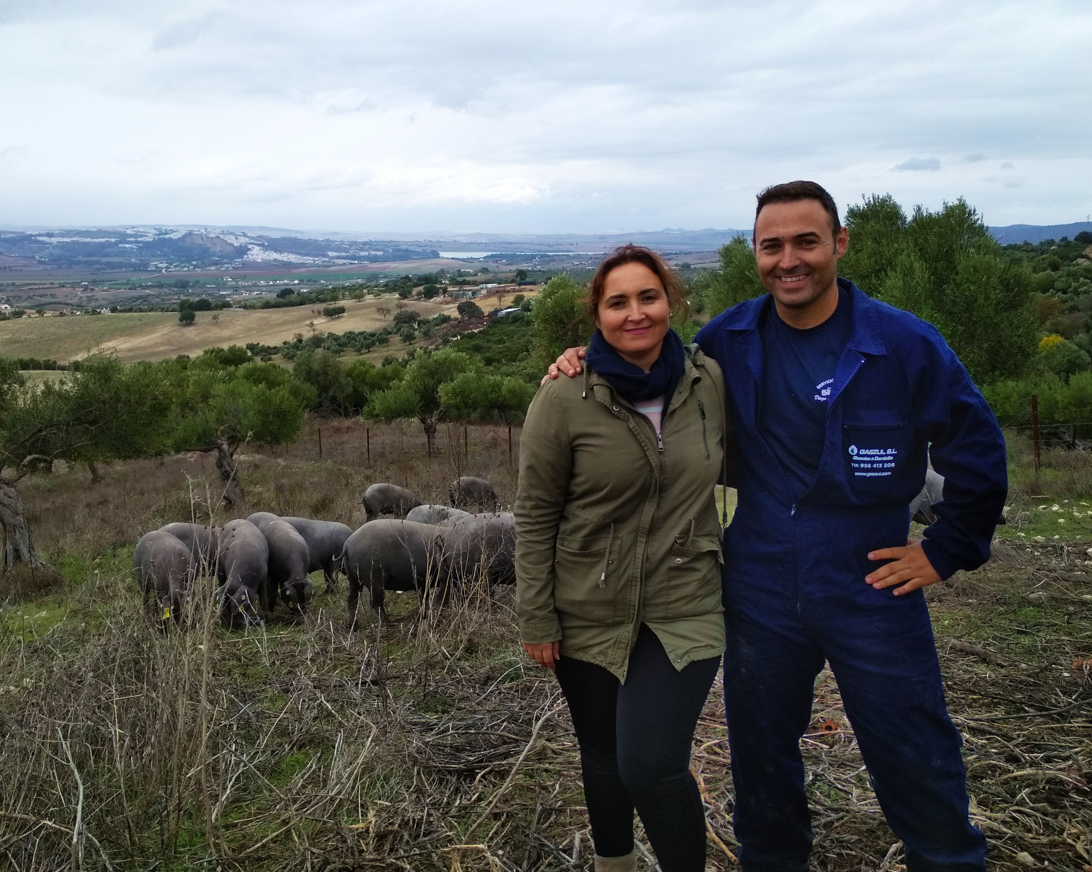 Juan Diego y Laura González, junto a sus cerdos ibéricos. FOTO: COAG. 