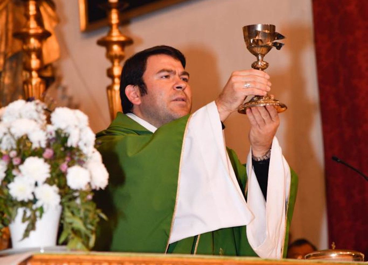 Antonio Luis durante una misa en Chipiona. JAVIVICLOZANO