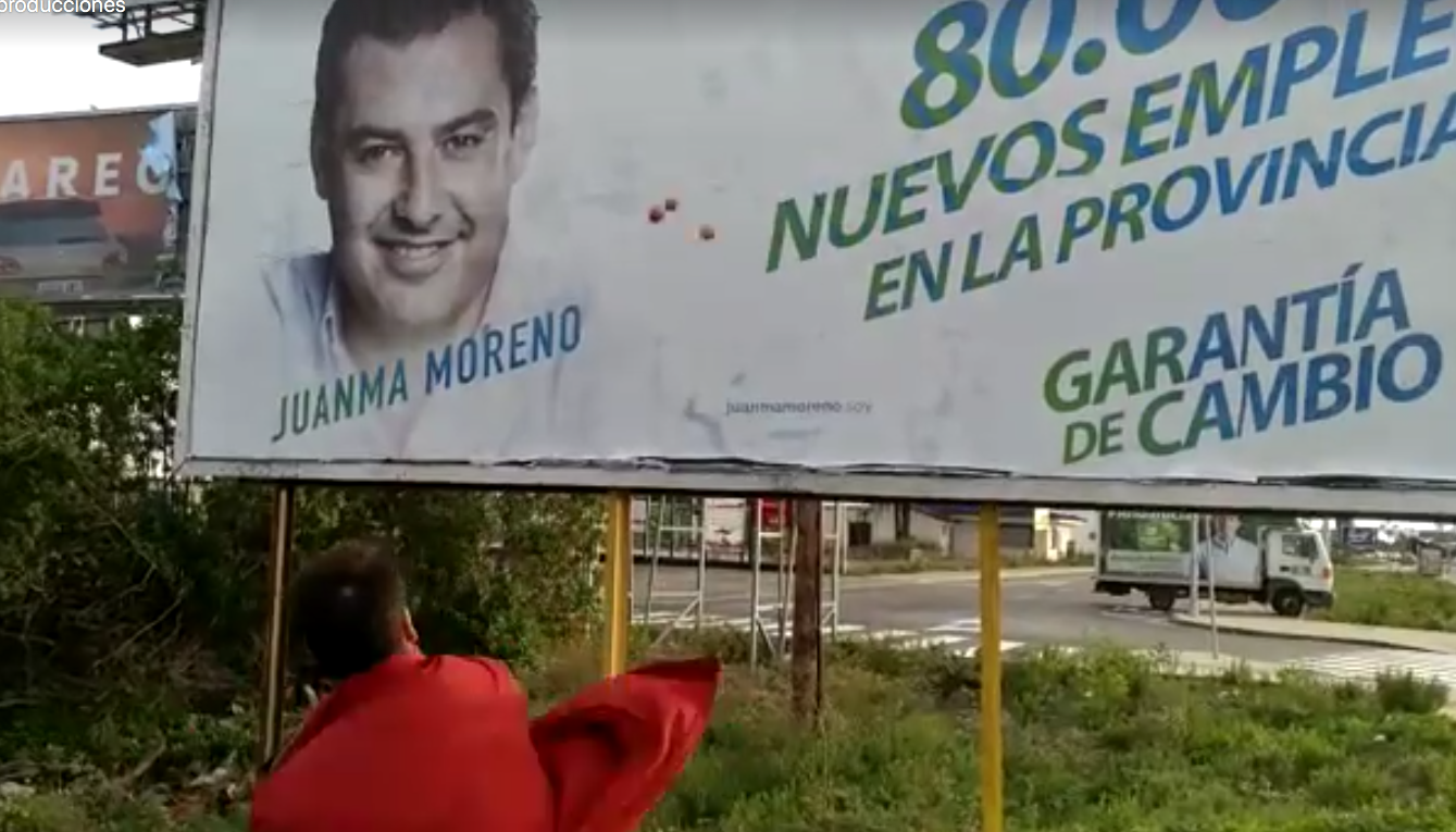 El candidato de AxSí, Joaquín Bellizo arrojando huevos a una valla del PP andaluz. 