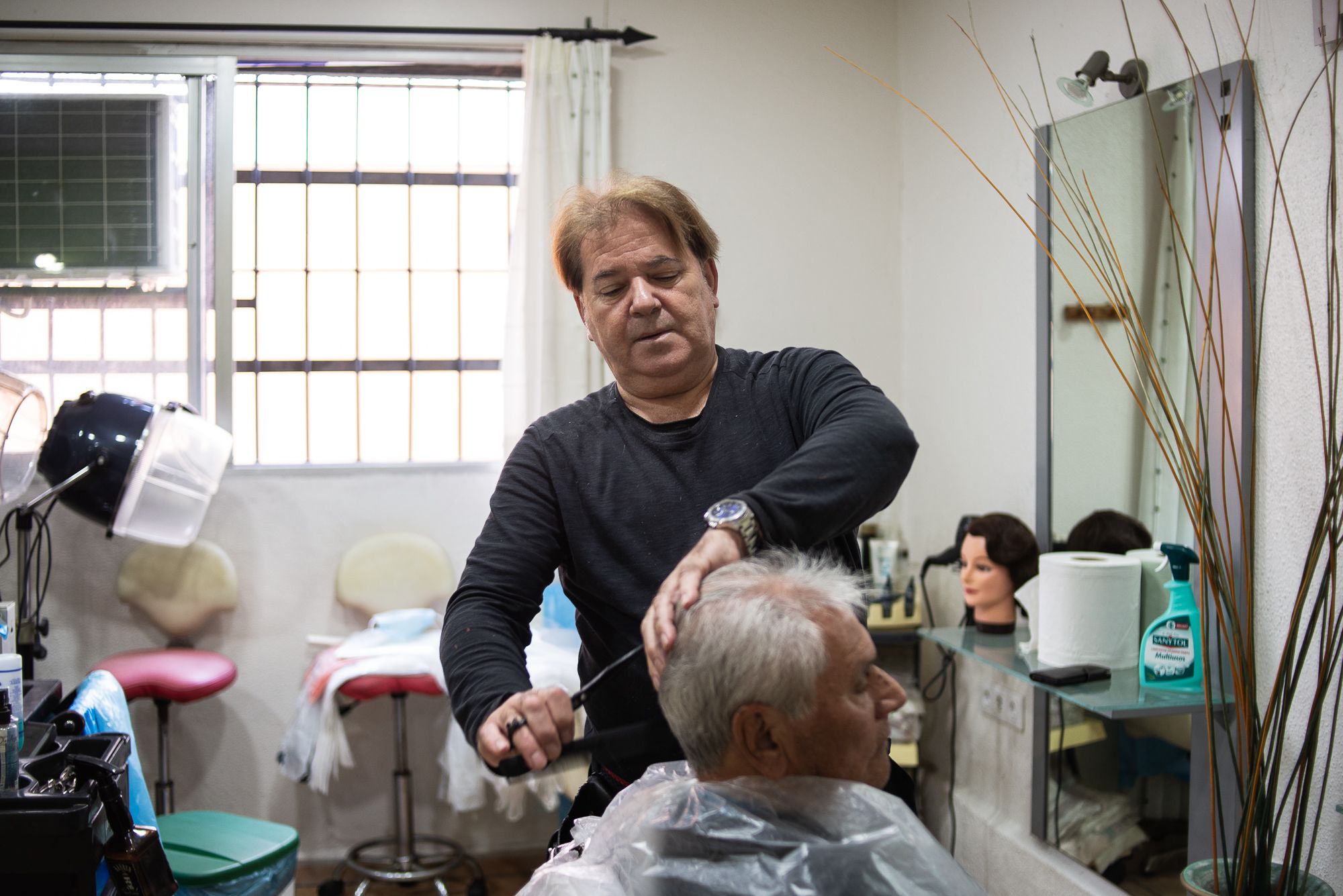 Sesión de corte de pelo en la peluquería Estilos Toni Muñoz.