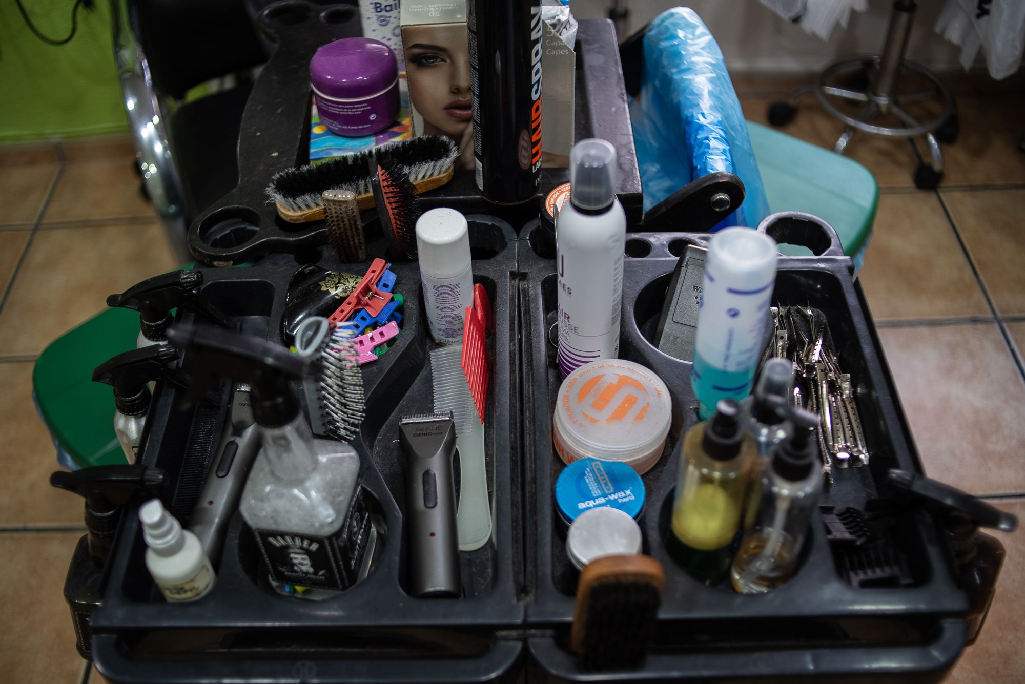 Botes y productos de peluquería en una imagen de archivo.