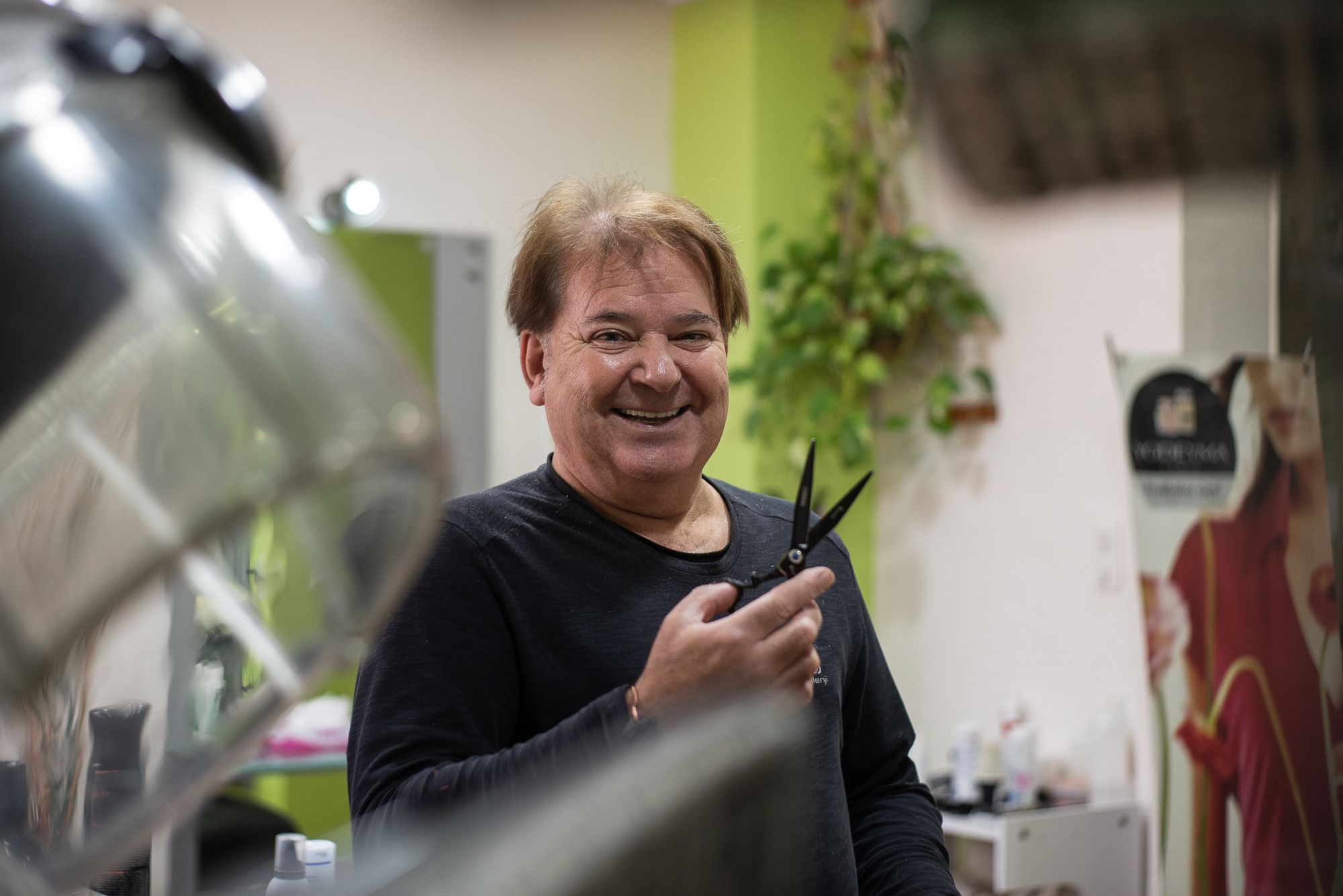Toni Muñoz en la peluquería Estilos de El Puerto.