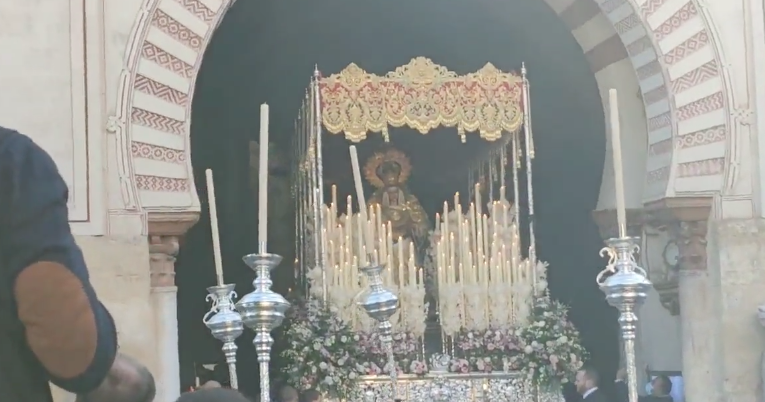 La mezquita catedral de Córdoba y la Virgen de la Salud en su palio.