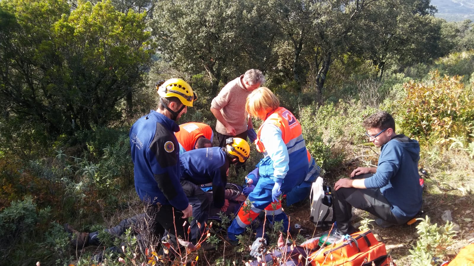 Intervención de Bomberos y personal sanitario en El Bosque.