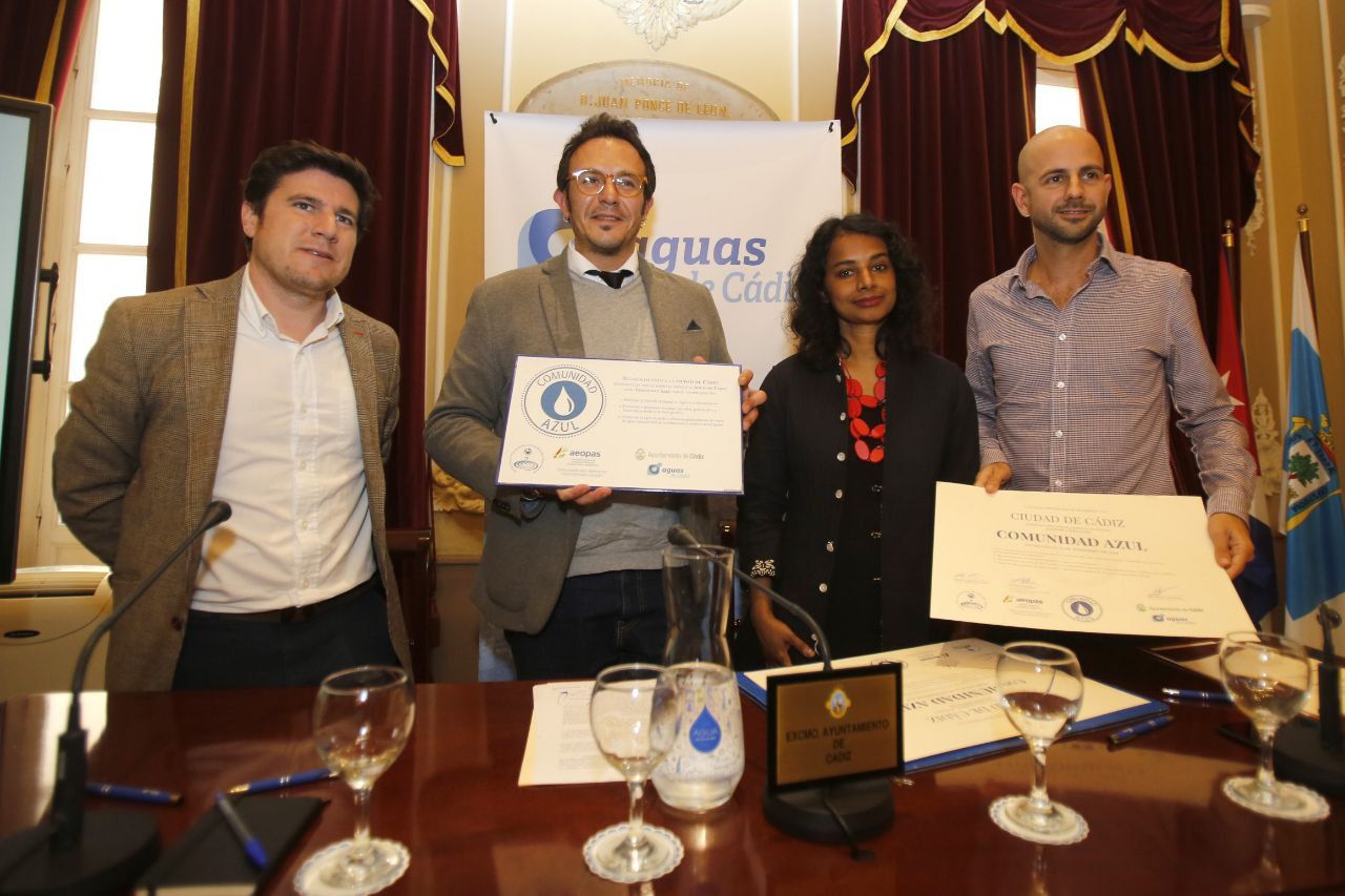 Un momento de la rueda de prensa, con el alcalde José María González y representantes de Aguas de Cádiz.