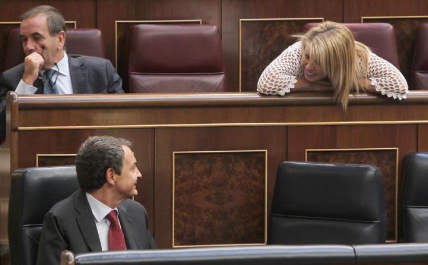 La diputada Mamen Sánchez conversa en 2011 con Rodríguez Zapatero.