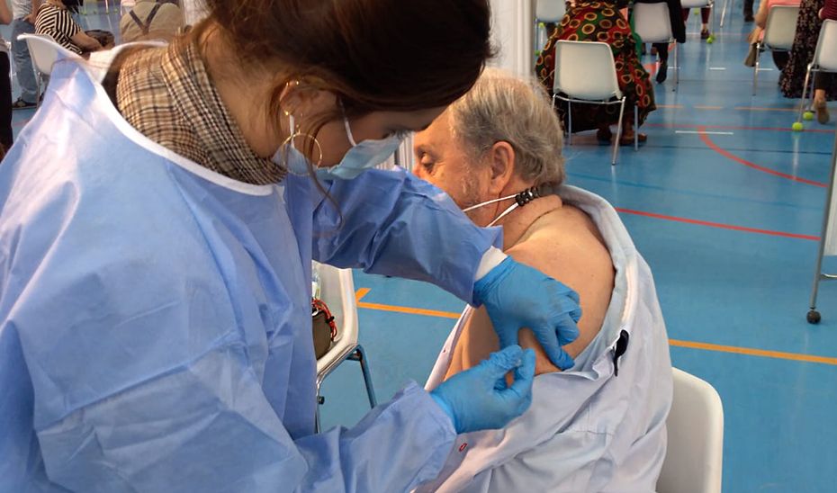  Un sanitario poniendo una vacuna en Andalucía, en días pasados, a una persona mayor.