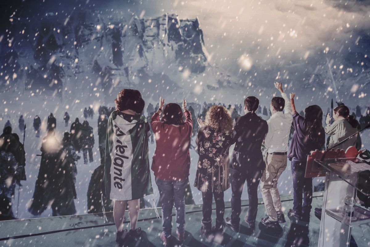 Adelante Andalucía frente al Muro de 'Juego de Tronos'. FOTO ILUSTRACIÓN: Manu García.