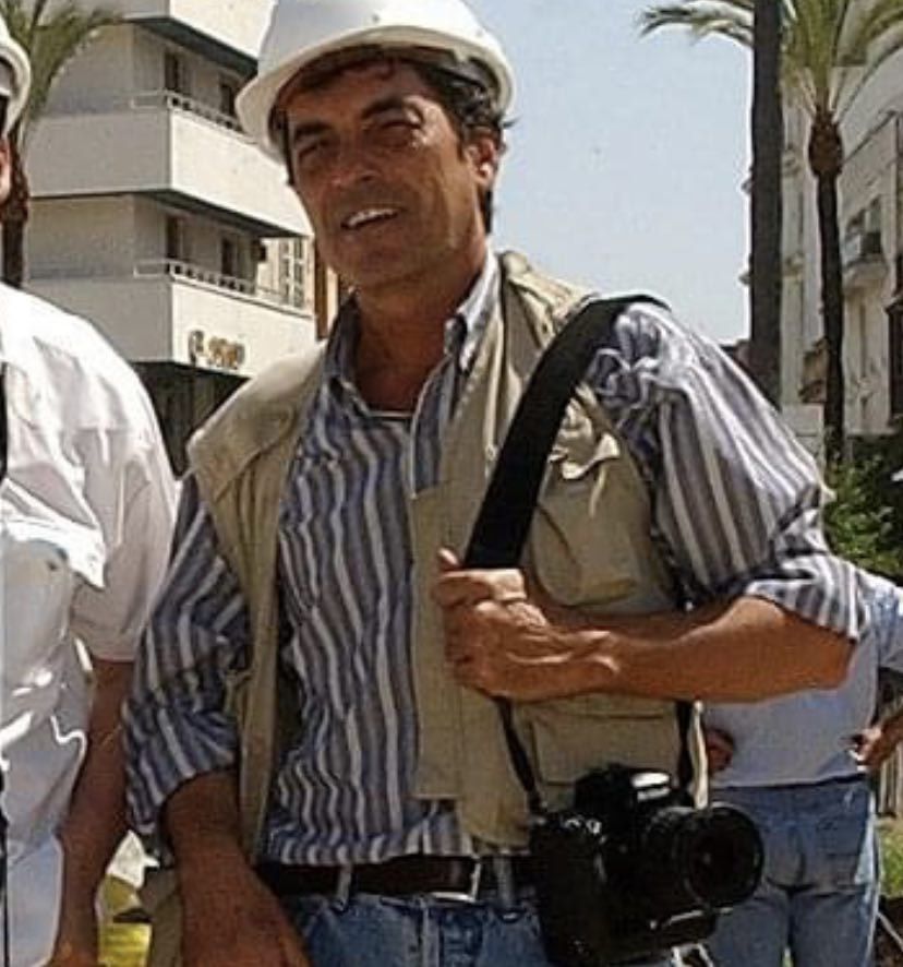 Fallece Jaro Muñoz, el fotoperiodista jerezano del instante y los paisajes imposibles. En la imagen, cubriendo un acto en Jerez en 2005.