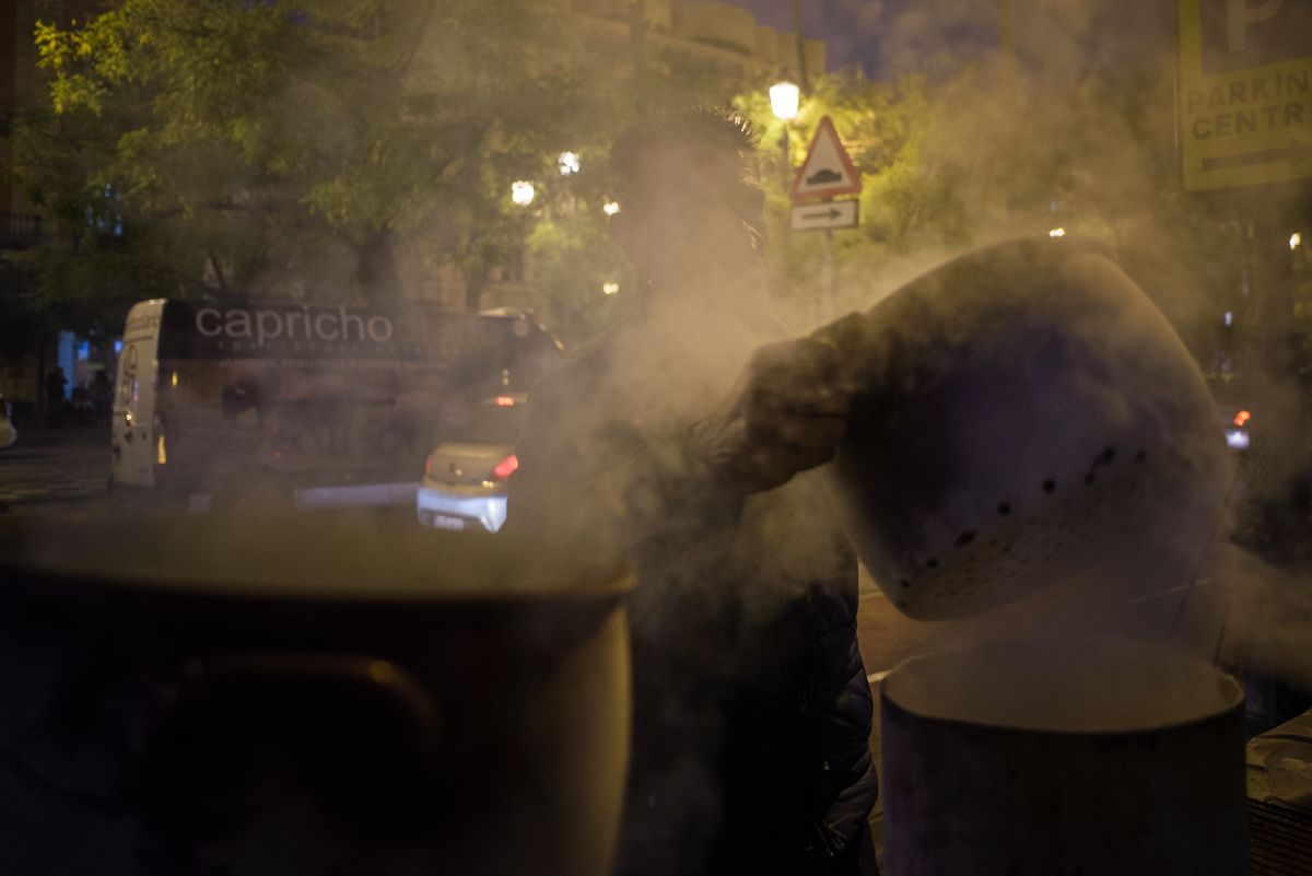 Uno de los castañeros, con la olla sobre el anafe. FOTO: MANU GARCÍA.