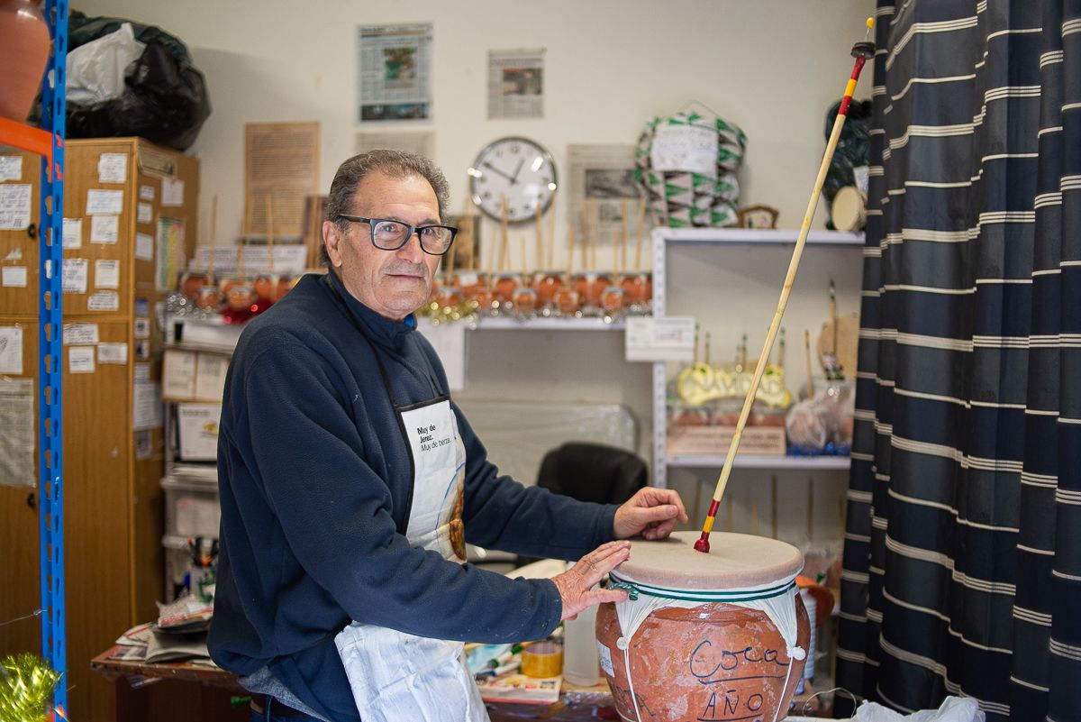 El último artesano de zambombas de Jerez: “Trabajo tanto en mejorarlas que un día van a cantar villancicos solas”