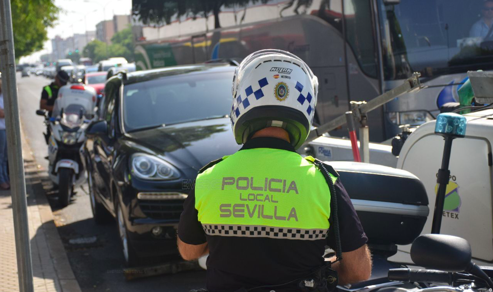 Un agente de la Policía Local de Sevilla. FOTO: EMERGENCIAS SEVILLA. 