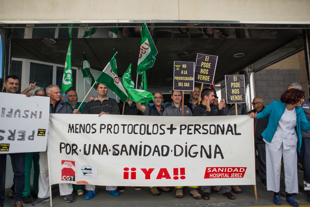 Concentración del personal no sanitario en el Hospital de Jerez. FOTO: MANU GARCÍA. 