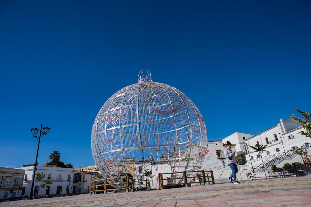 Una esfera de la plaza Belén. FOTO: MANU GARCÍA. 