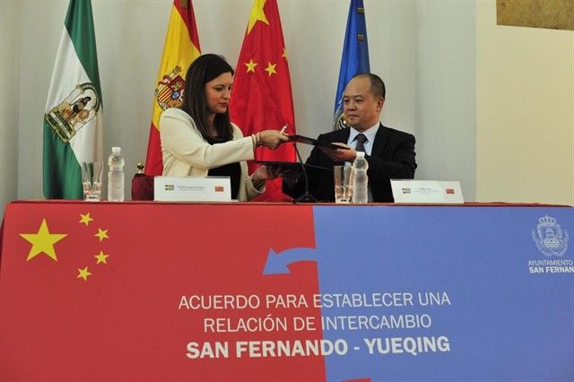 Momento de la firma del acuerdo entre San Fernando y la ciudad china de Yueqing. 