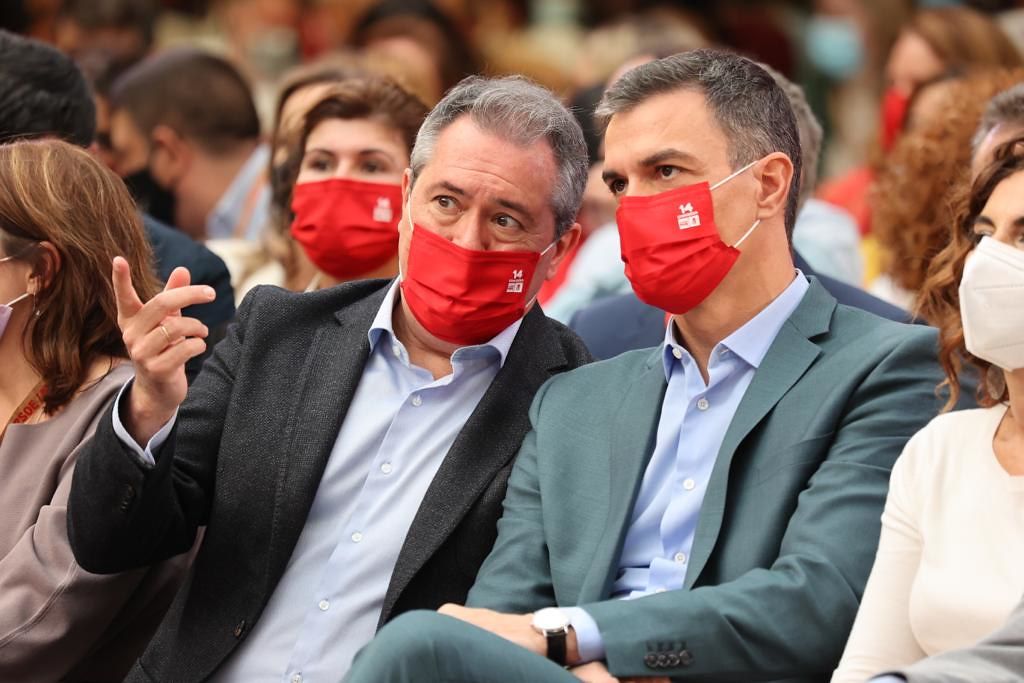 Juan Espadas, junto a Pedro Sánchez, en el pasado congreso regional del PSOE andaluz.
