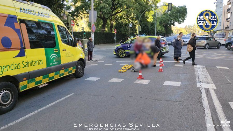 Una mujer resulta herida al ser atropellada por una moto en Sevilla