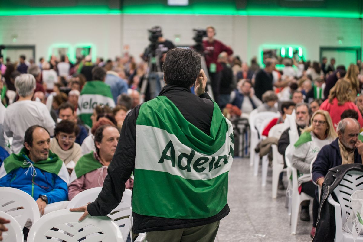 Un simpatizante de Adelante Andalucía, durante un mitin celebrado en Jerez. FOTO: MANU GARCÍA