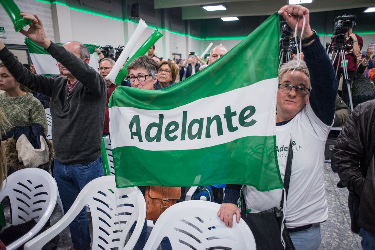 Un simpatizante de Adelante Andalucía porta una bandera blanca y verde durante un acto celebrado en Jerez. FOTO: MANU GARCÍA