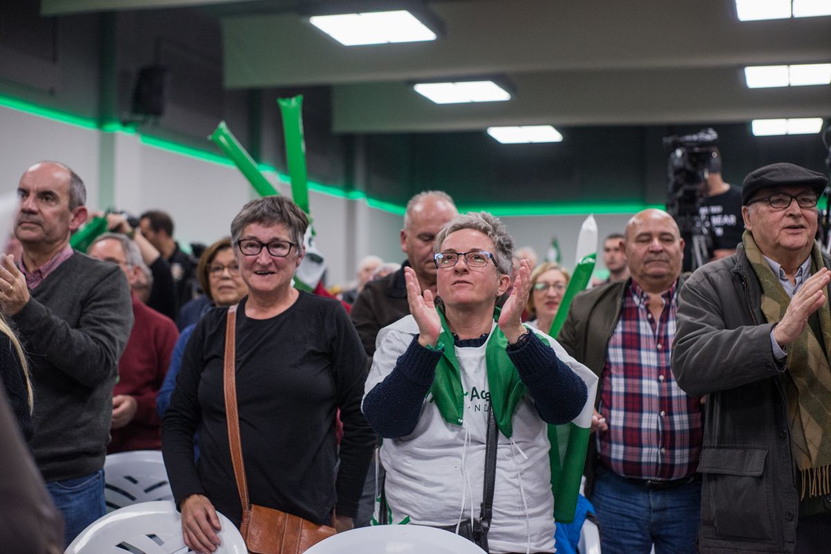 Algunos de los asistentes al mitin de Adelante Andalucía aplaudiendo. FOTO: MANU GARCÍA. 