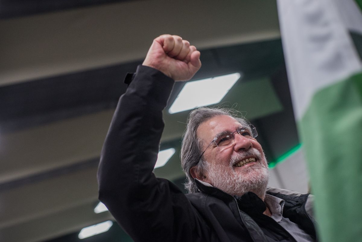 Un hombre con el puño en alto y con la bandera de Andalucía en la otra mano. FOTO: MANU GARCÍA. 