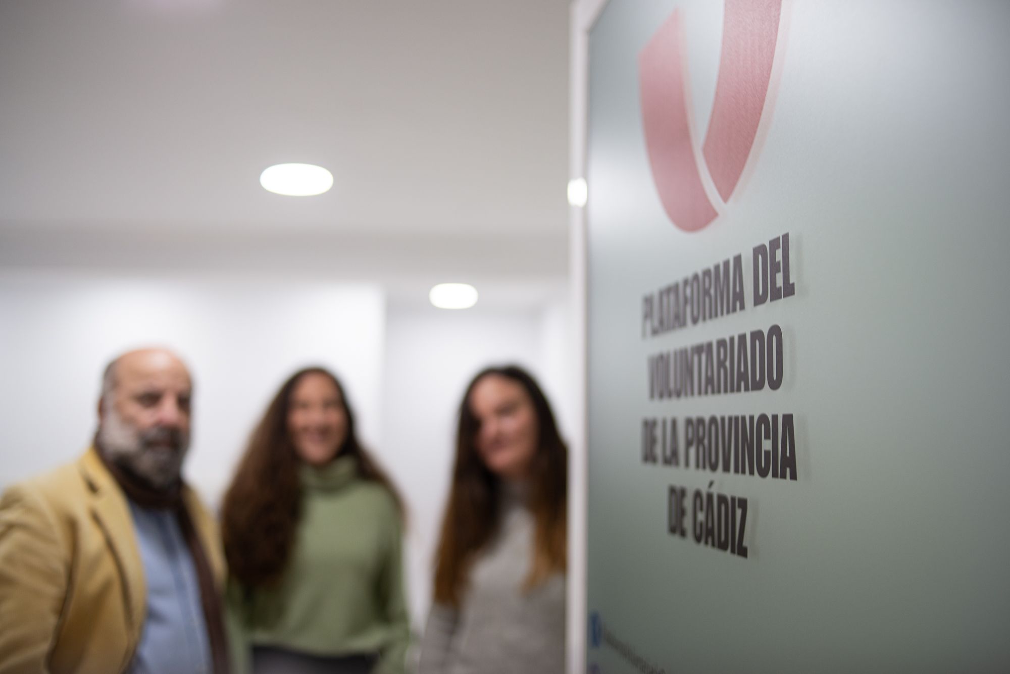 Los voluntarios posan en la entrada de la sede en Jerez. 