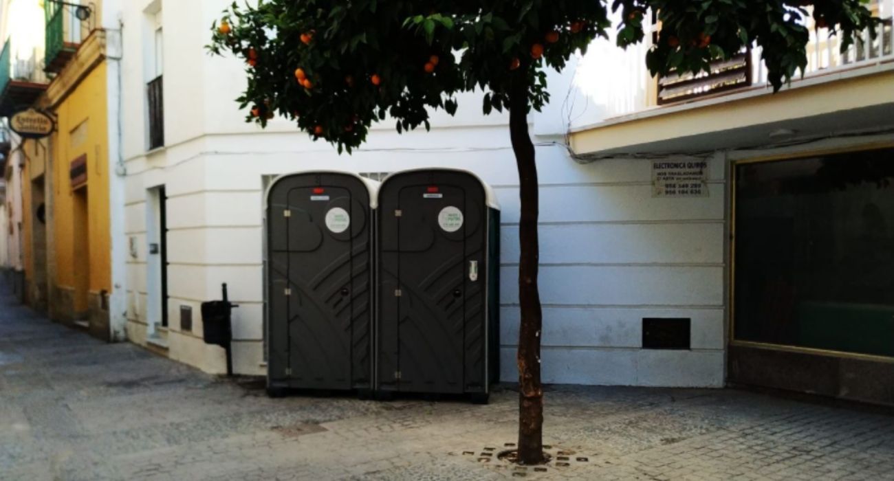 Dos de los urinarios que ya han sido colocados en el centro de Jerez.