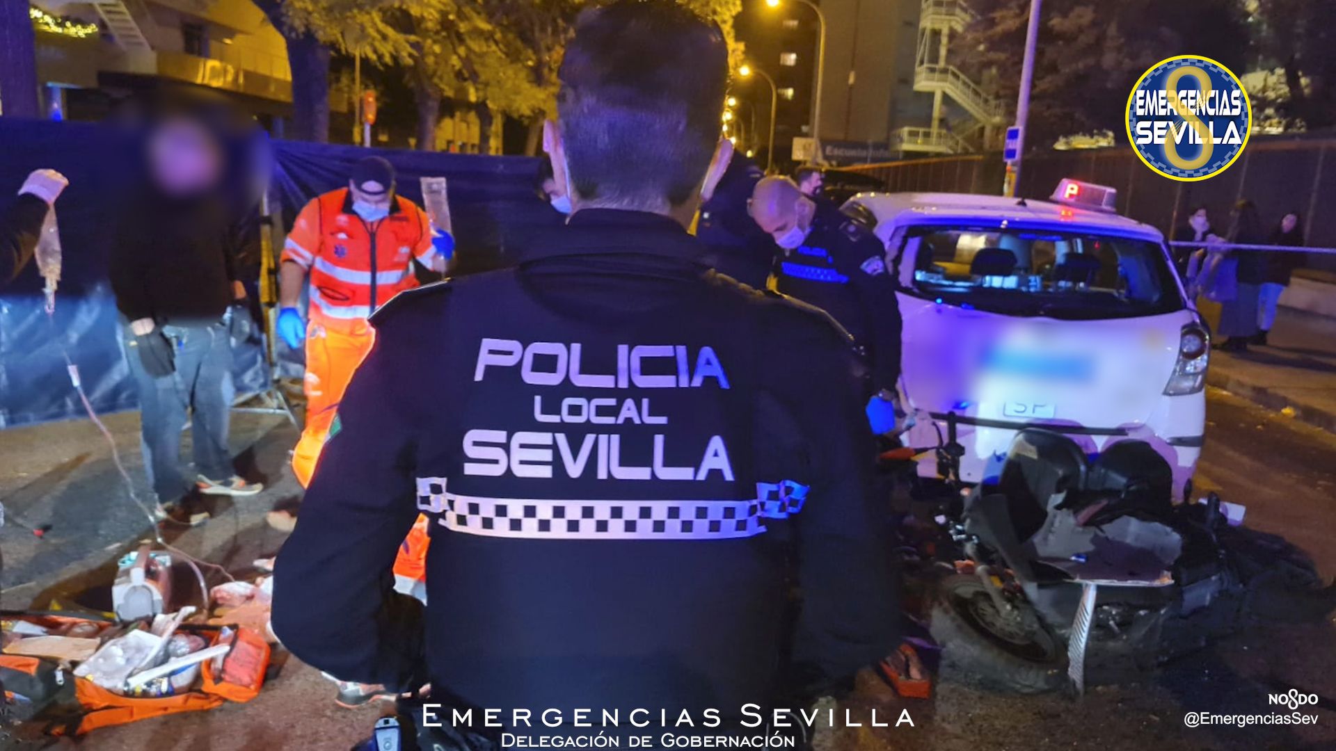 El lugar donde ha fallecido un motorista en Sevilla tras una colisión con un taxi que estaba detenido en la calle.