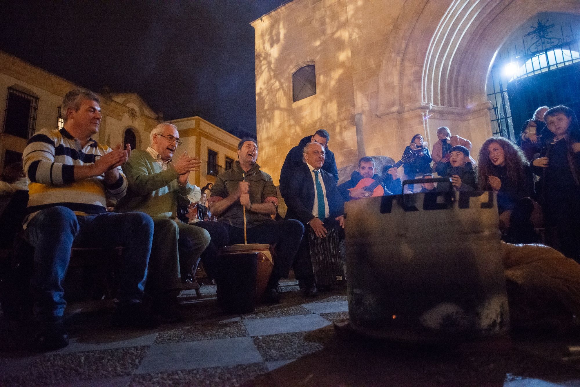 La plaza de San Lucas escenario de una zambomba de las tradicionales.   MANU GARCÍA