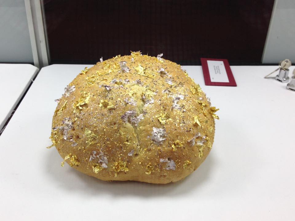 Pan de la panadería Pan Piña, con oro y plata en polvo. FOTO: PANADERÍA PAN PIÑA. 
