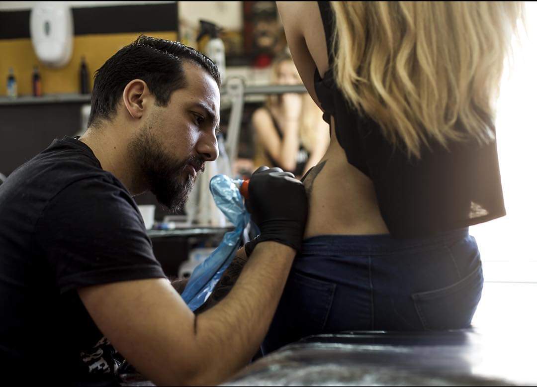 Pol Tattoo, tatuando a una chica. Dos t FOTO: POL TATTOO. 