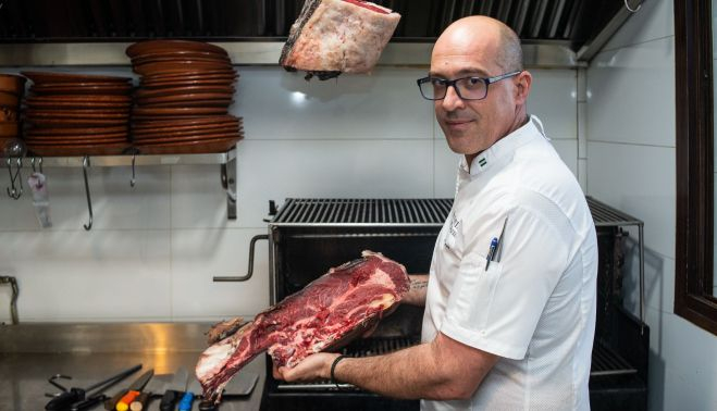 Juan Manuel Ballesteros, dueño del restaurante El Castillo, en la cocina del negocio.
