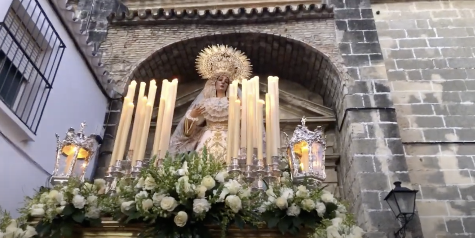 La Virgen de la Amargura, el pasado lunes, saliendo de los Descalzos en rosario vespertino.