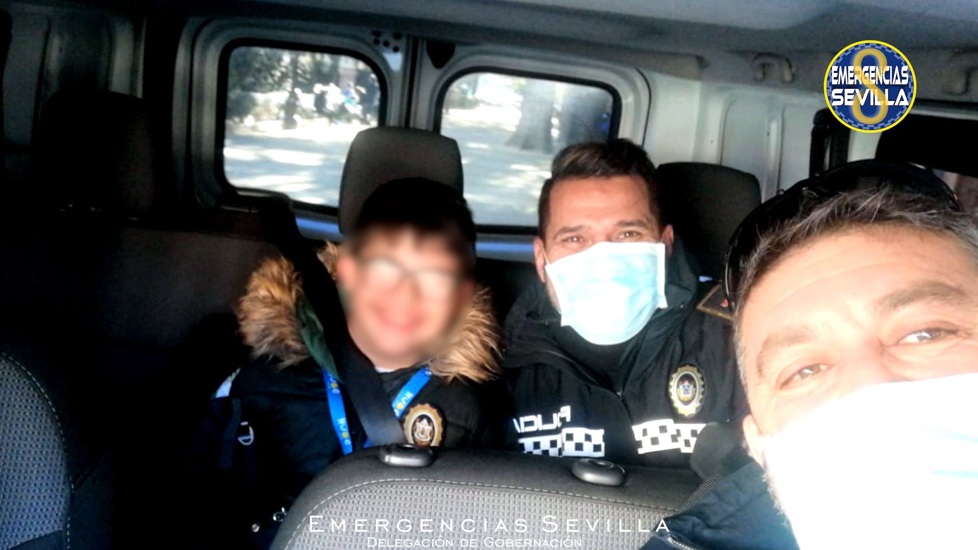 Pablo, con dos agentes de la Policía Local de Sevilla.
