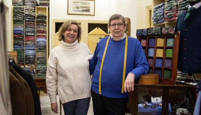 José Luis Mera, junto a su hija Carmen, en la sastrería.  