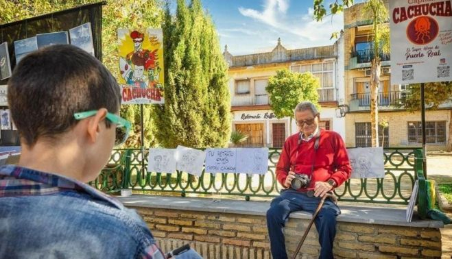 Mario, dibujando retratos de ciudadanos de Puerto Real.