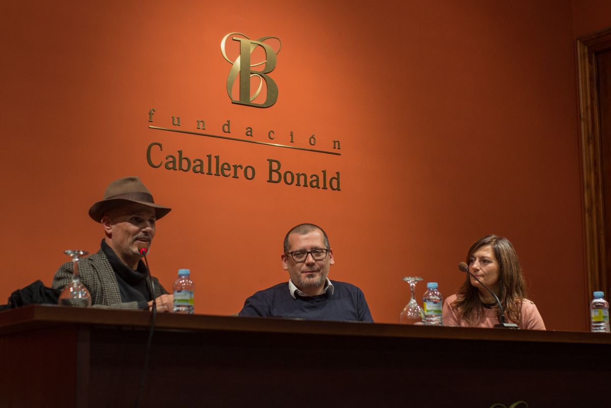 Sandro Luna presentando el poemario 'Casa sin lugar' en la Fundación Caballero Bonald, junto a José Mateos y Josefa Parra. FOTO: MANU GARCÍA. 