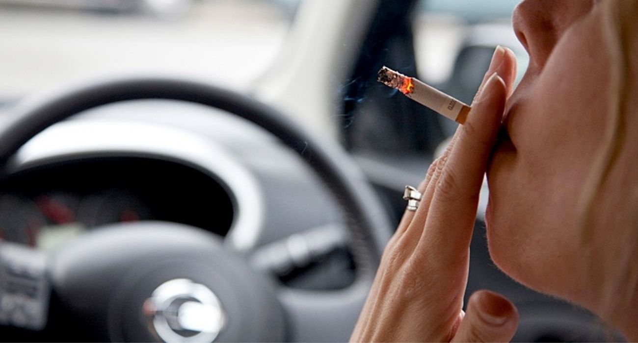 ¿Fumas al volante?: Esta nueva norma que prepara el Gobierno te interesa