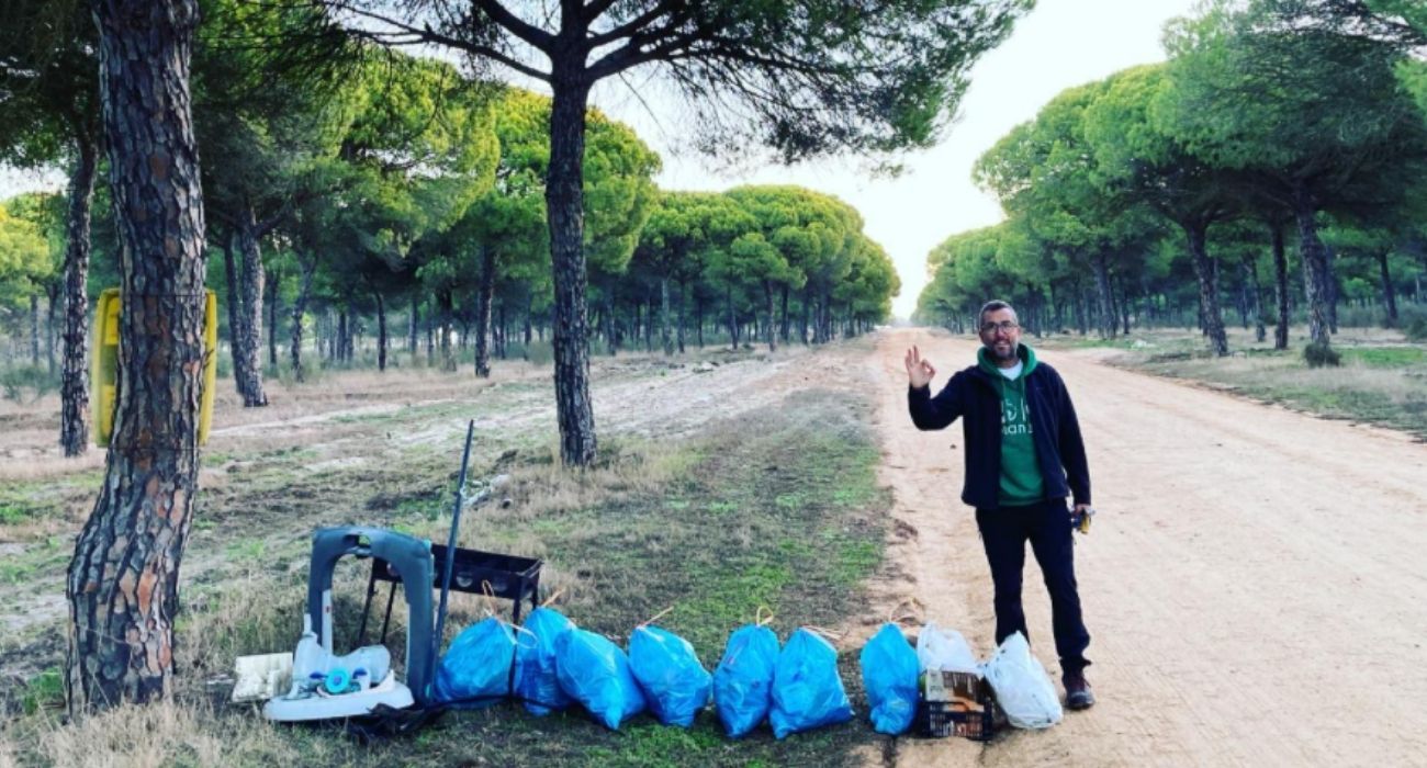 'Quique Bolsitas', el profesor sevillano que recoge basura por toda España practicando 'plogging'.