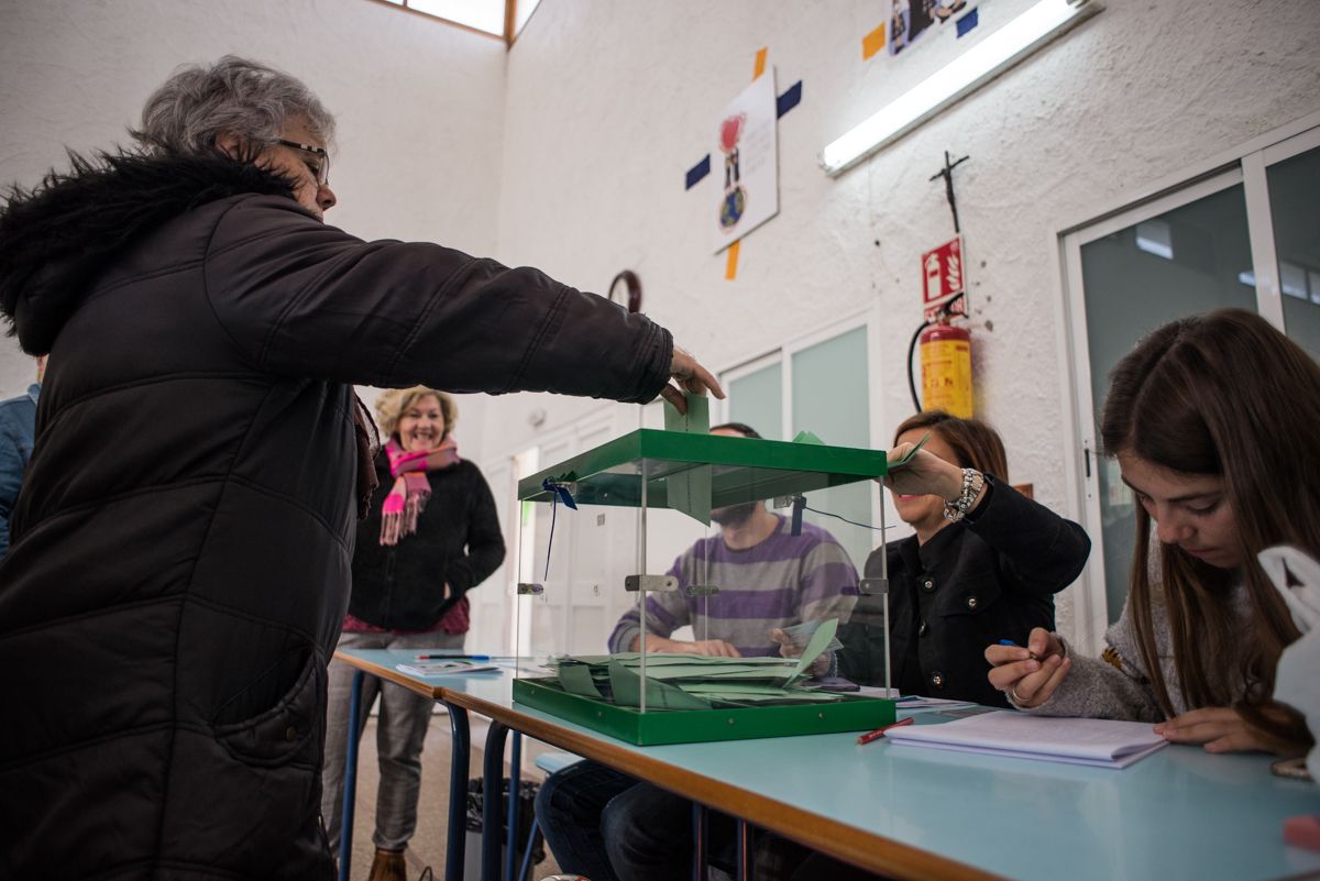 Una persona votando en un colegio electoral. FOTO: MANU GARCÍA. 