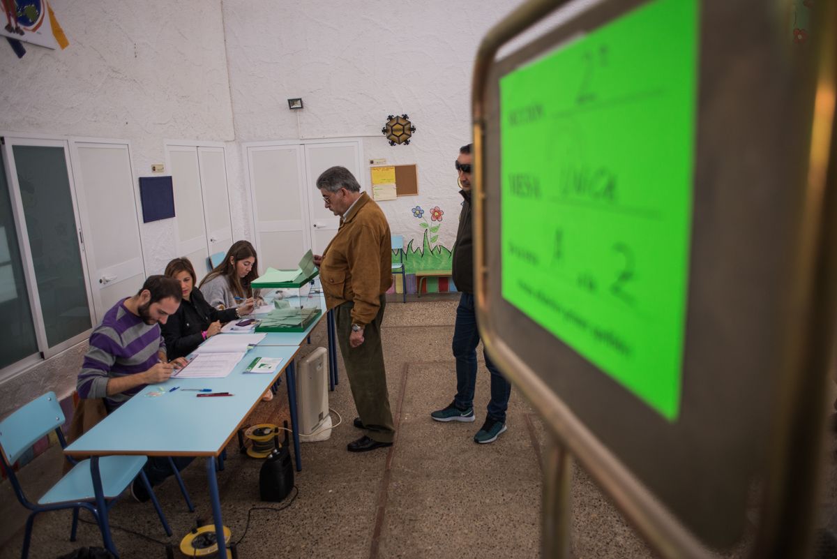 Andaluces votando en las elecciones autonómicas del 2 de diciembre de 2018.